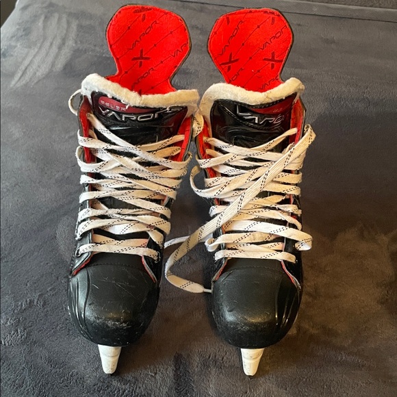 Bauer Vapor X3.7 Skates in Black and Red - Picture 3 of 7